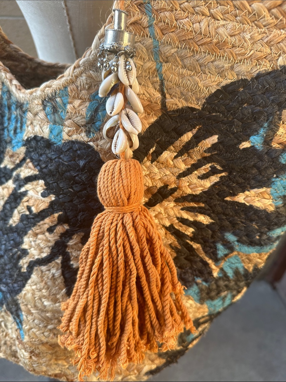 ANTK KRAFT | Boho Painted Jute Beach Market Bag with Shell Charm - Picture 3 of 9